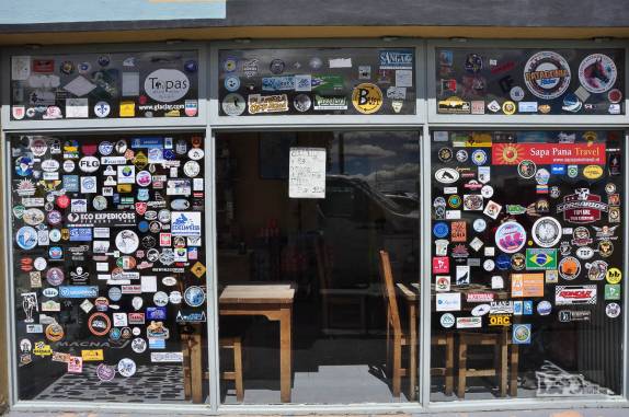 Coleção de adesivos deixados por expedições nessa remota fronteira entre Argentina e Chile, a caminho do parque Torres del Paine